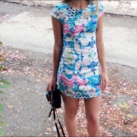 Beautiful mini dress perfect for summer - Picture 3 of 3